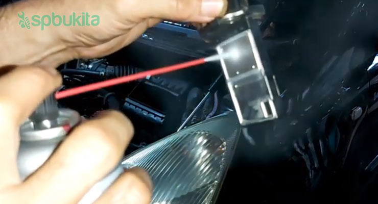 bersihkan MAF sensor Grand Livina memakai cleaner dengan cara semprot dibagian logam dan sela sela.