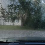 kaca mobil buram saat hujan